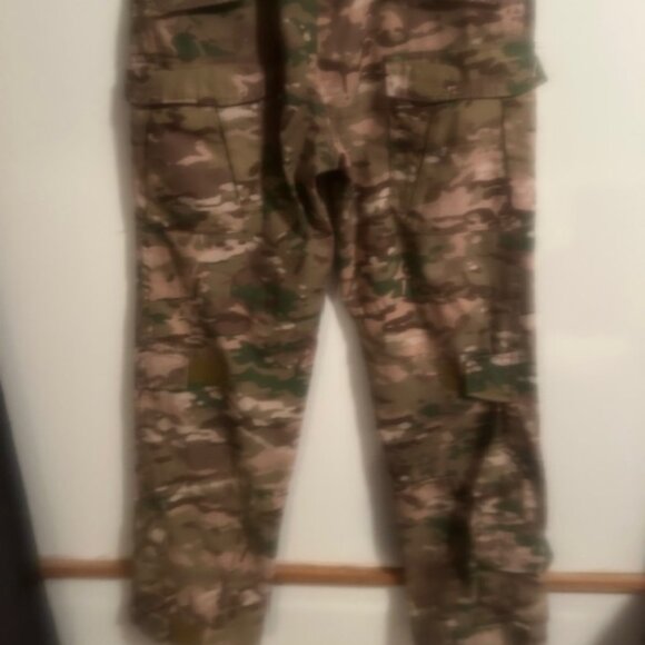 Camouflage 8 pocket Velcro waist closure and bottom leg pants, size 38 - Picture 2 of 5